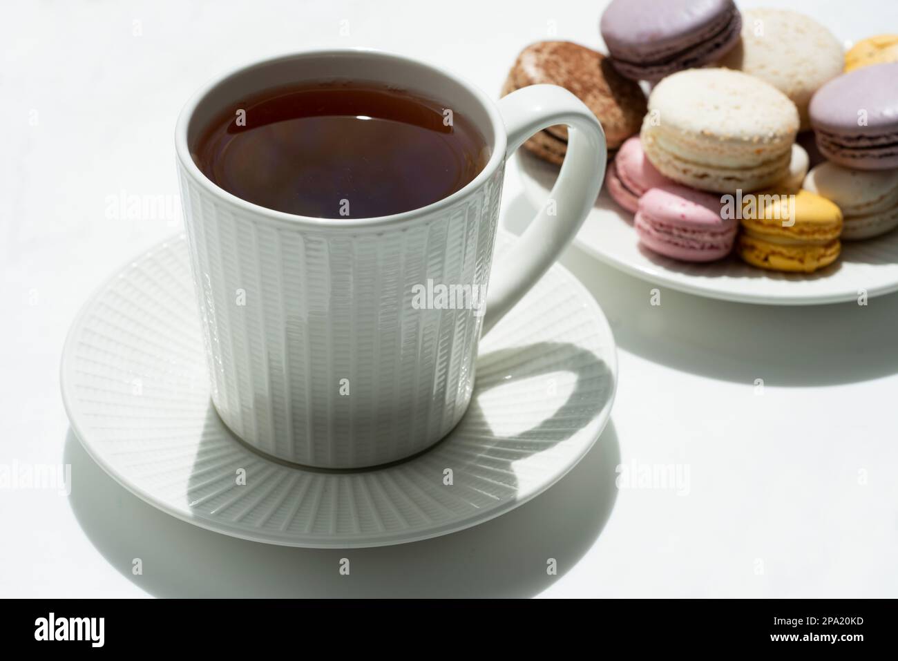 Tempo del tè. Tazza di tè con teiera e macaroon. Foto Stock
