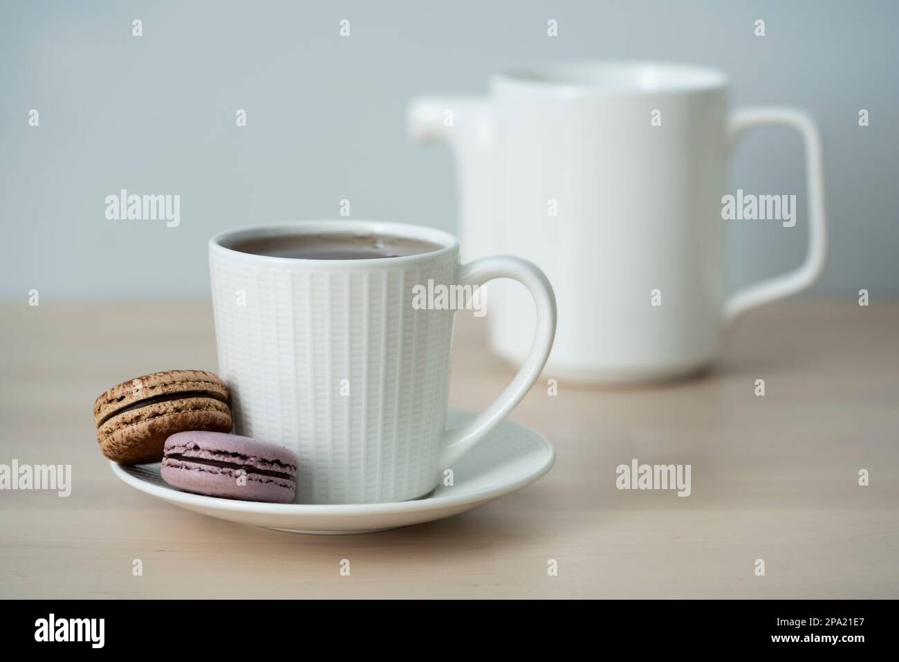 Tempo del tè. Tazza di tè con teiera e macaroon. Foto Stock