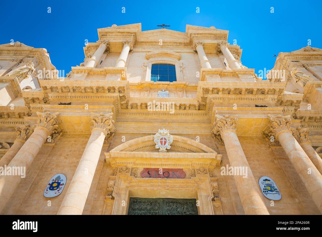 La più importante cattedrale barocca della Sicilia, San Nicolo, patrimonio dell'umanità dell'UNESCO, giorno di sole Foto Stock