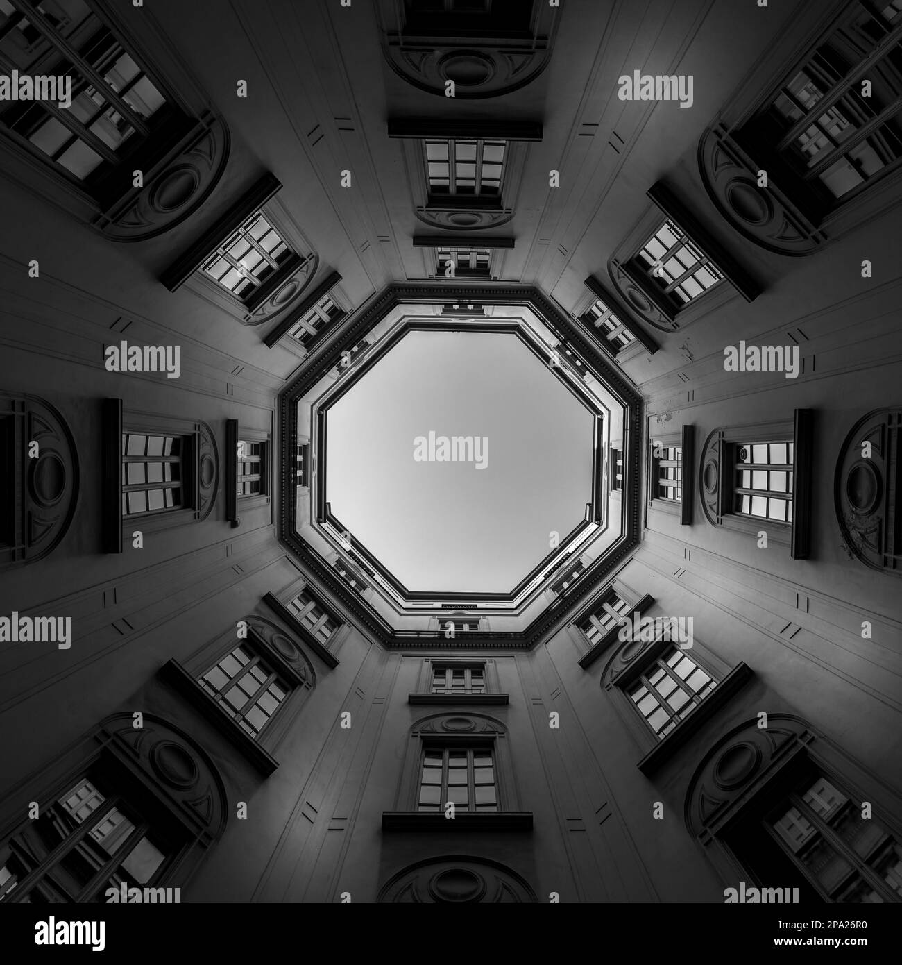 Italia, Milano. Interno di un antico palazzo, che guarda al cielo con un'ampia lente 16mm Foto Stock