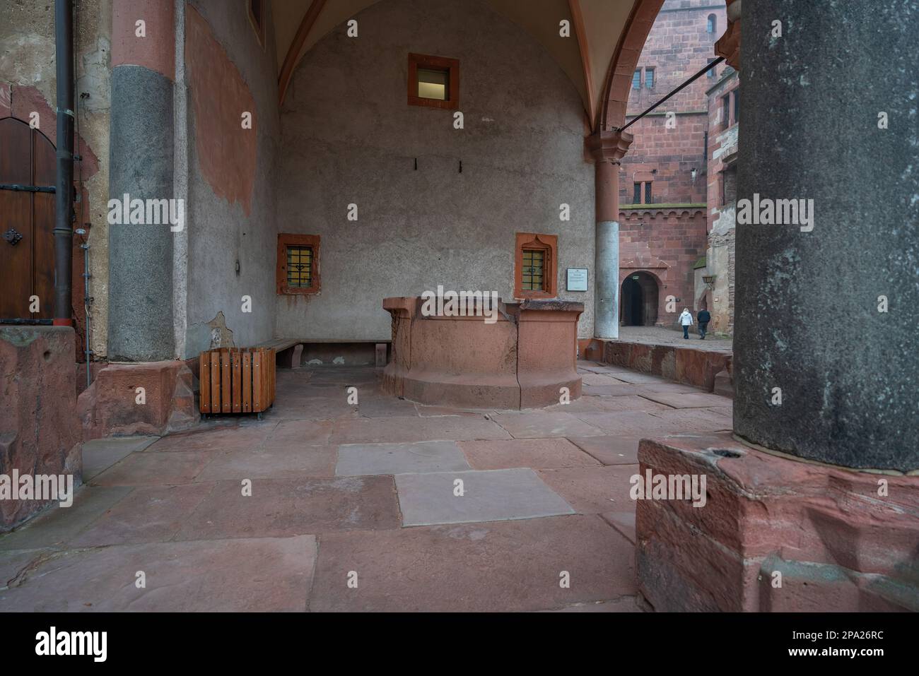 Brunnenhalle (sala fontana) al Castello di Heidelberg - Heidelberg, Germania Foto Stock