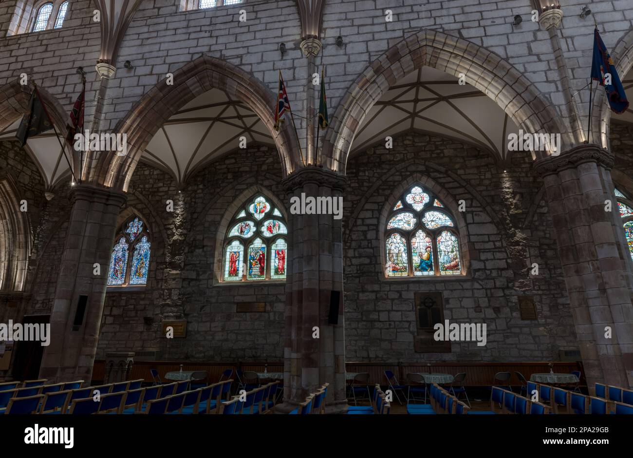 Vista interna delle vetrate colorate, della St Mary's Parish Church, di Haddington, di East Lothian, Scozia, Regno Unito Foto Stock