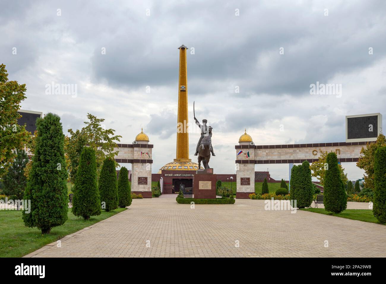 GROZNY, RUSSIA - 29 SETTEMBRE 2021: Monumento a Mavlid Aleroyevich Visaitov nel complesso commemorativo di Gloria. Grozny, Repubblica cecena Foto Stock