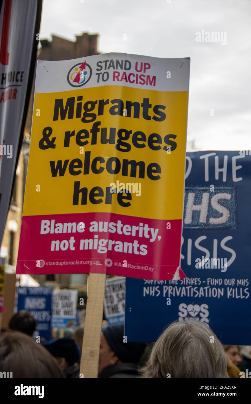 Londra, Regno Unito - 11 marzo 2023: Migliaia di persone si sono alleate a sostegno dei lavoratori dell'NHS che hanno intrapreso azioni industriali dall'inizio dell'anno. I manifestanti si sono Uniti all'NHS porre fine alla crisi - sostenere la campagna scioperi, chiedendo un aumento della retribuzione per il personale sanitario e accogliendo i lavoratori migranti nel settore. Credit: Sinai Noor/Alamy Live News Foto Stock