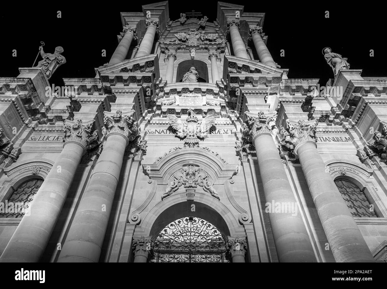 Antica chiesa cattolica di Siracusa, in Sicilia. La sua struttura è originariamente un greco tempio dorico, e per questo motivo è incluso in un patrimonio mondiale Foto Stock
