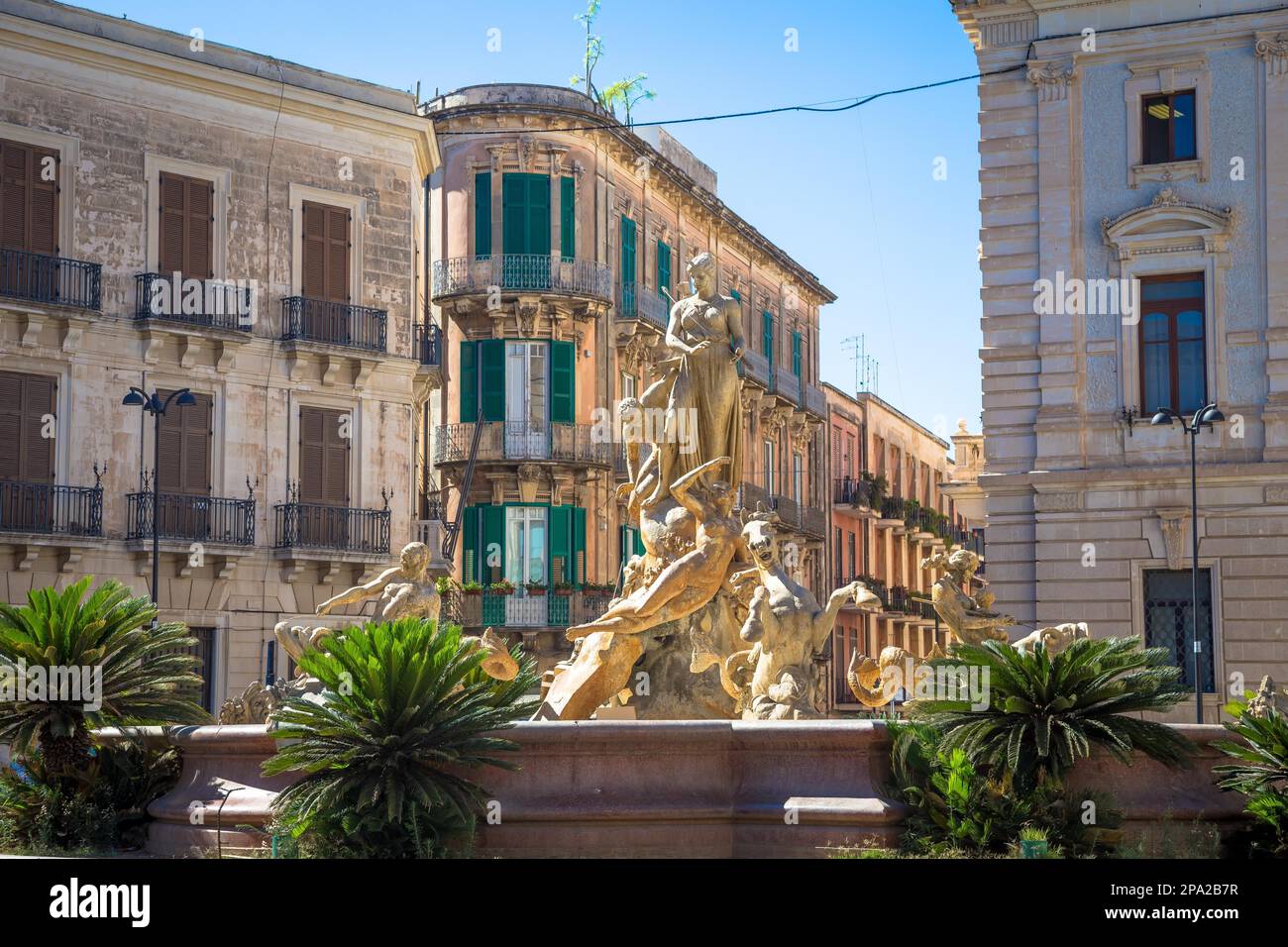 SIRACUSA, ITALIA - 18 MAGGIO 2018: Fontana di Diana in Piazza Archimede, zona storica del centro di Ortigia a Siracusa Foto Stock