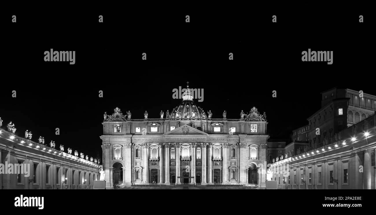 Basilica Papale di San Pietro in Città del Vaticano illuminata di notte, progettata da Michelangelo e Bernini Foto Stock