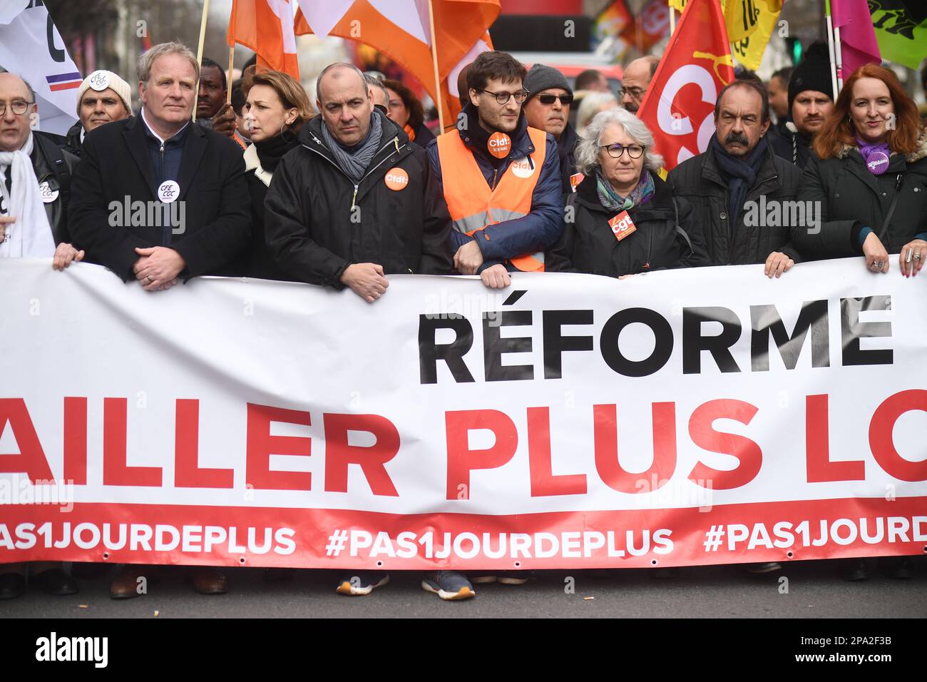 Julien Mattia / le Pictorium - dimostrazione contro la riforma delle pensioni a Parigi - 9/1/2017 - Francia / Parigi / Parigi - Philippe Martinez, segretario generale del CGT con Laurent Berger, segretario generale del CFDT a capo della manifestazione contro la riforma delle pensioni. Decine di migliaia di persone si sono riunite a Parigi per manifestare contro il progetto di riforma delle pensioni avviato dal governo borne. Foto Stock