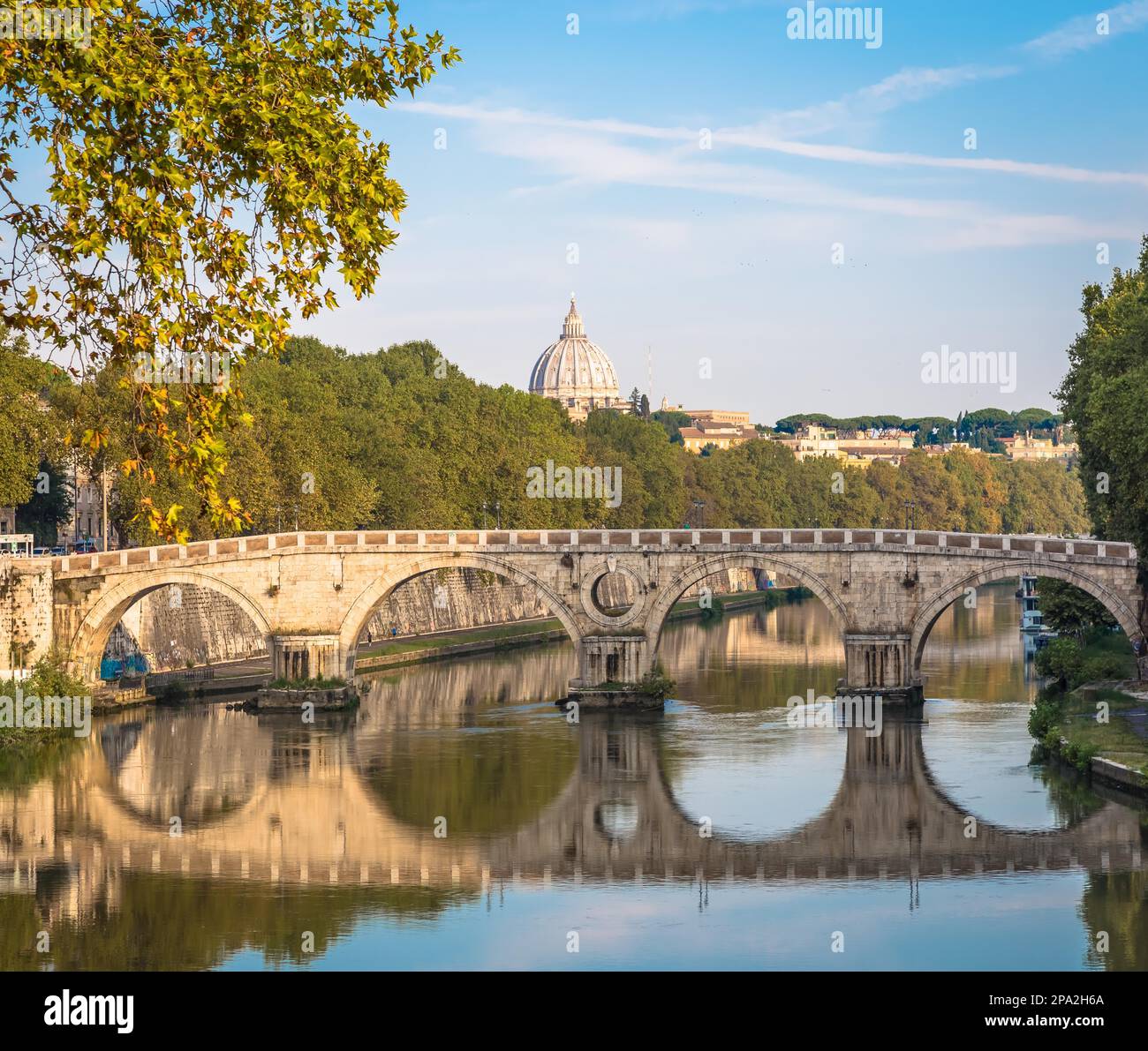 ROMA, ITALIA - CIRCA 2020 AGOSTO: Ponte sul Tevere con cupola della Basilica Vaticana sullo sfondo e luce dell'alba Foto Stock