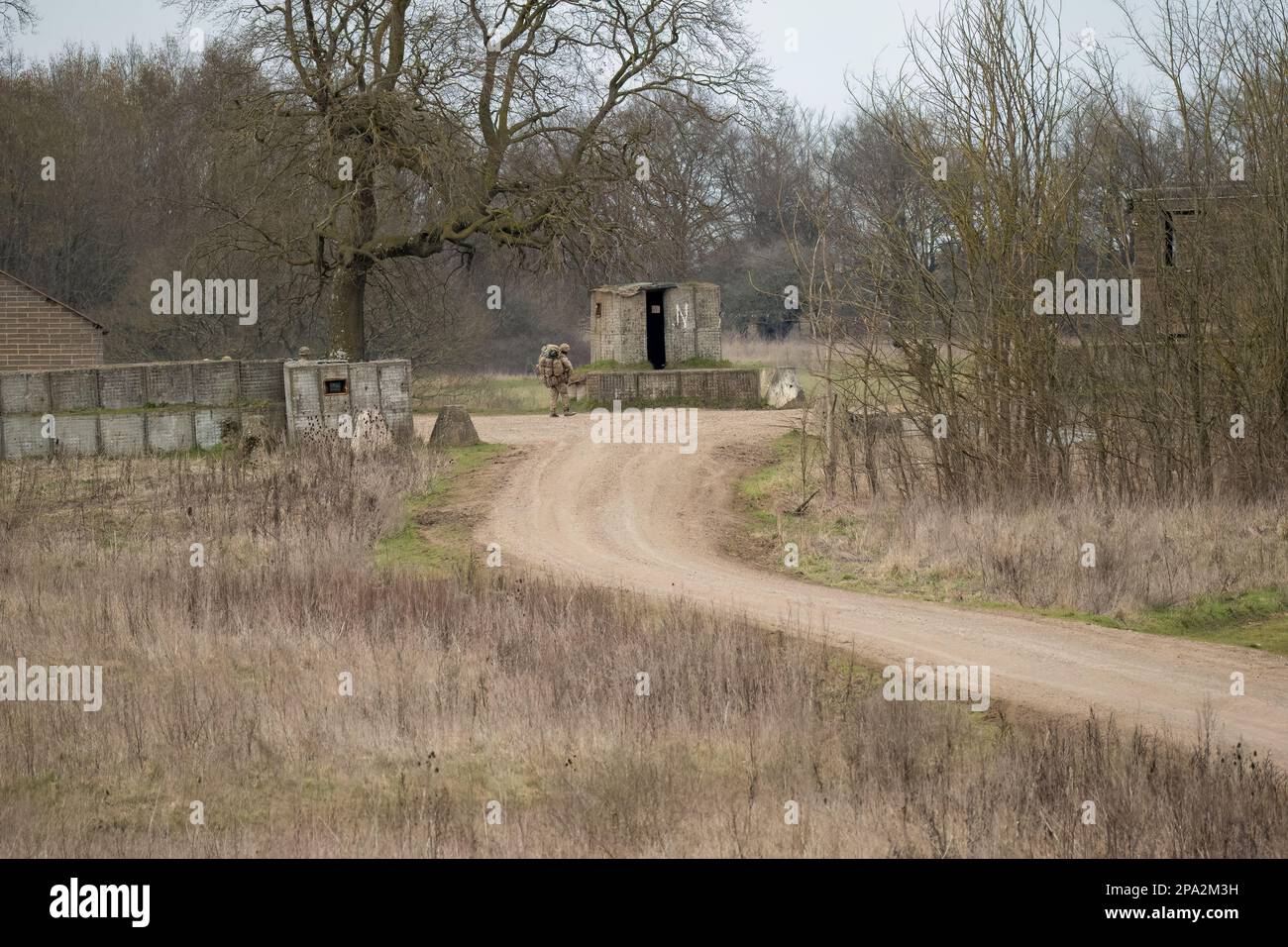 Soldati di fanteria dell'esercito britannico in un campo pronto per la battaglia, Wiltshire UK Foto Stock