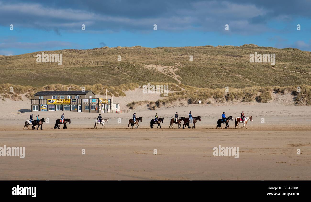 equitazione sulla spiaggia di perranporth Foto Stock