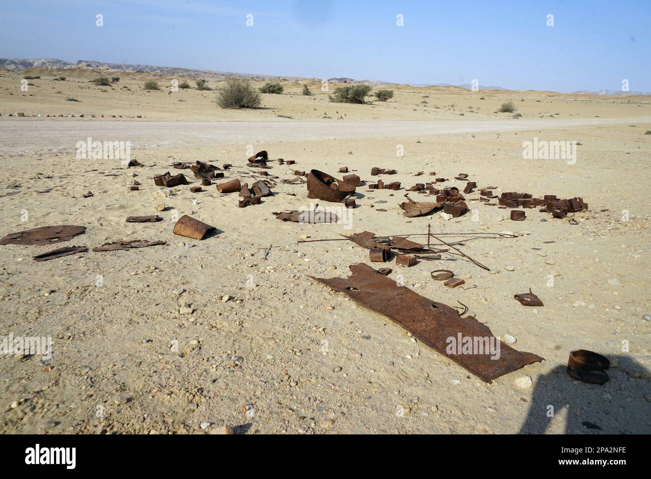 Vecchio campo militare, resti Rusty di truppe sudafricane dal 1915, Welwitschia Drive, Namib Naukluft Park, Swakopmund, Namib, Republique, Welwitschia Foto Stock
