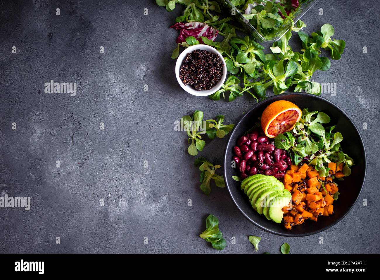 Insalata di verdure biologiche di quinoa fresche in ciotola su fondo rustico di cemento. Concetto superfood quinoa. Mangiare sano e pulito detox. Vegetariano Foto Stock