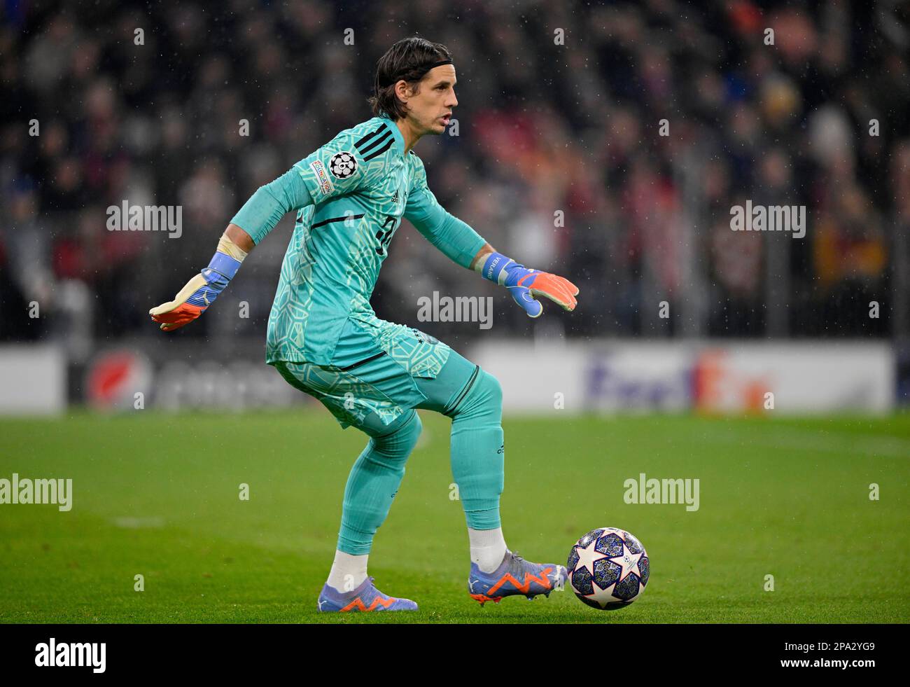 Portiere Yann Sommer FC Bayern Munich FCB, on the ball, CL, Champions League match, Allianz Arena, Monaco, Baviera, Germania Foto Stock