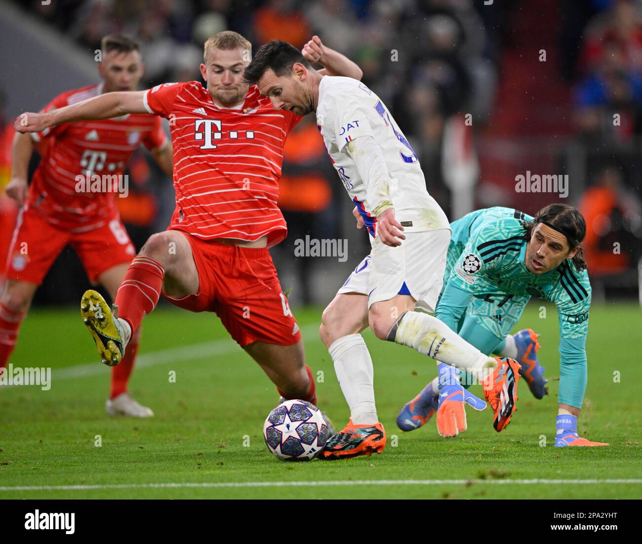 Scena area penalità, scena area gol duel Lionel messi FC Parigi Saint-Germain PSG (30) contro Matthijs de ligt FC Bayern Monaco FCB (04) e. Foto Stock