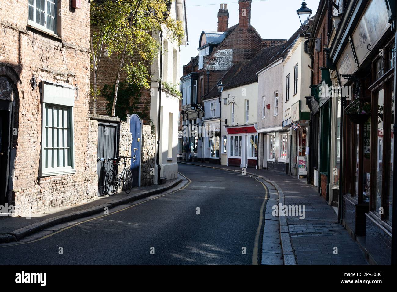 Una strada stretta per lo shopping - King Street a Sandwich Kent, Gran Bretagna. Sandwich è una delle città più storiche dell'Inghilterra dove la pianta della strada è cambiata l Foto Stock
