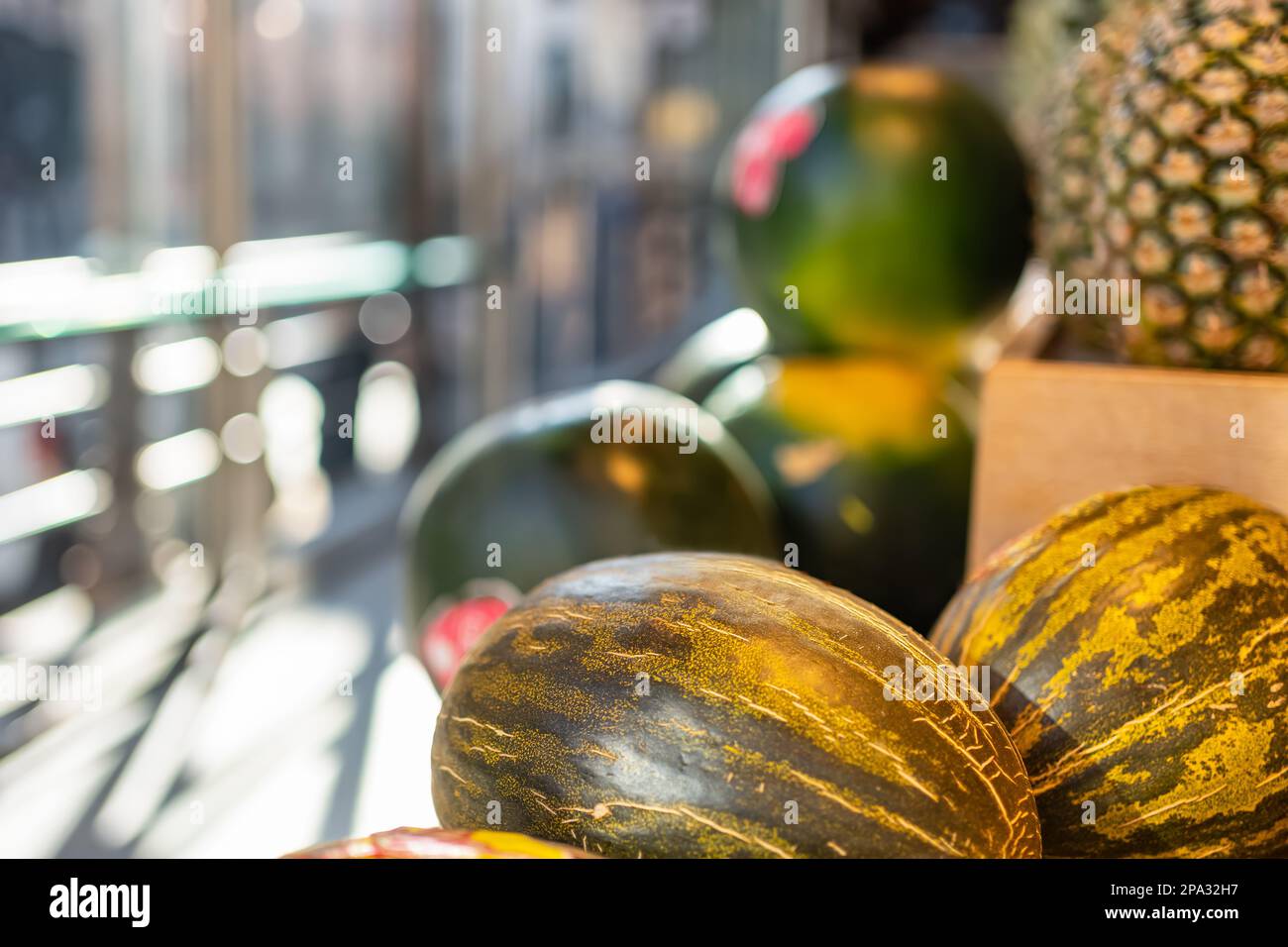 Meloni e cocomeri esposti in vendita in un negozio di frutta a Madrid, Mercado de San Miguel. Foto Stock