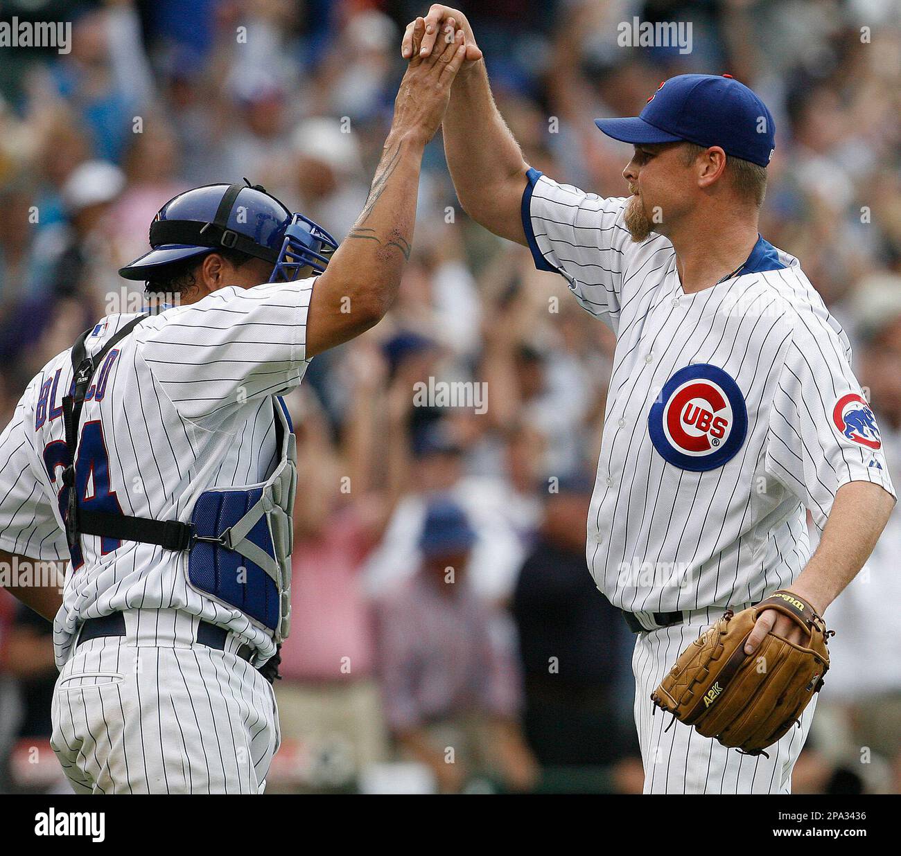Chicago Cubs catcher Henry Blanco, left, celebrates with closer Kerry Wood after the Cubs beat the Colorado Rockies 10-9 in a baseball game Friday, May 30, 2008 in Chicago. (AP Photo/Nam Y. Huh) Foto Stock