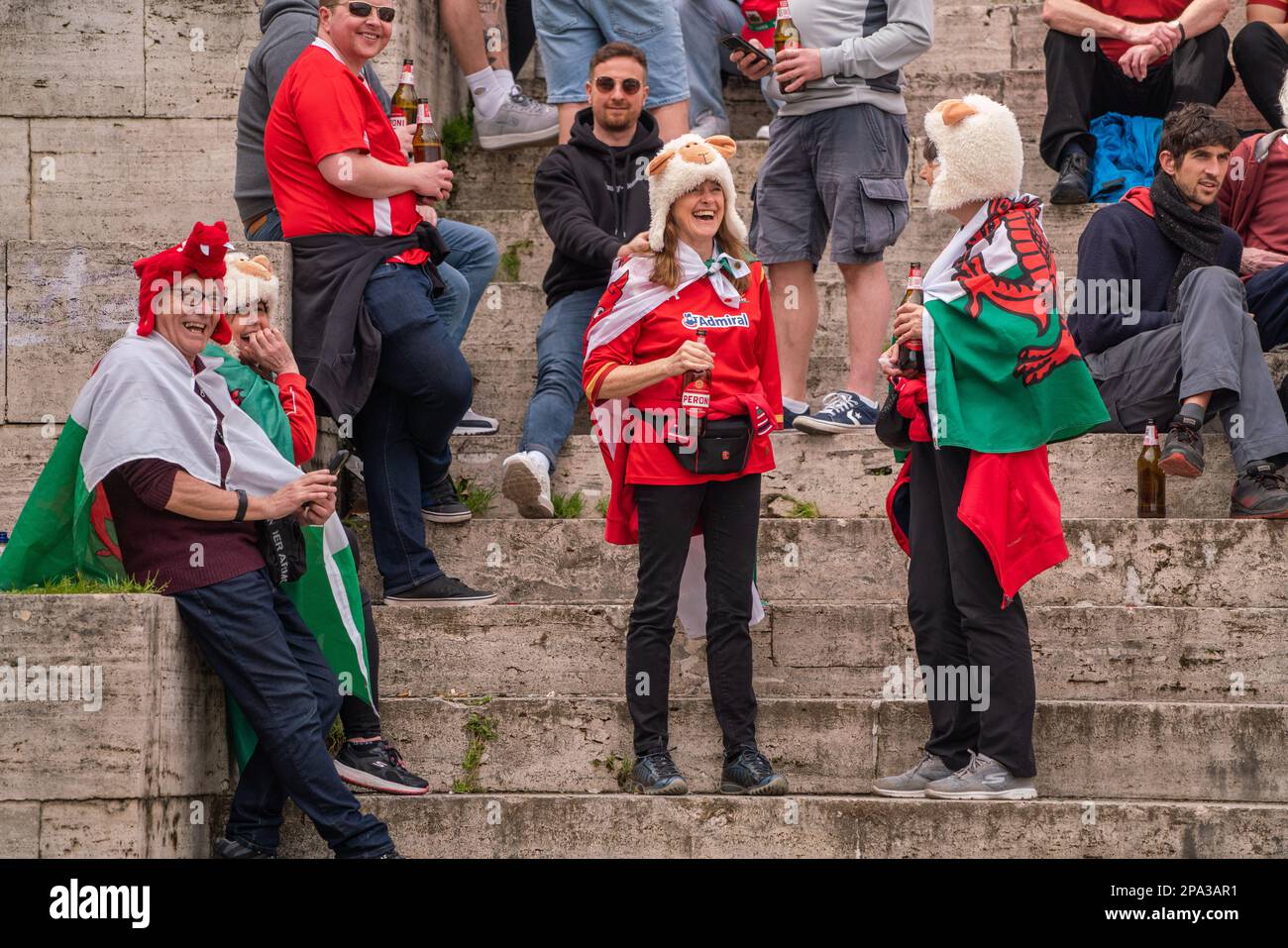 Roma, Italia. 11 marzo 2023. I tifosi di rugby del Galles si sono riuniti in un'atmosfera gioiale in una calda giornata di sole davanti alla partita Italia-Galles Guinness 6 Nations allo stadio olimpico di Roma. Credit: amer Ghazzal/Alamy Live News Foto Stock