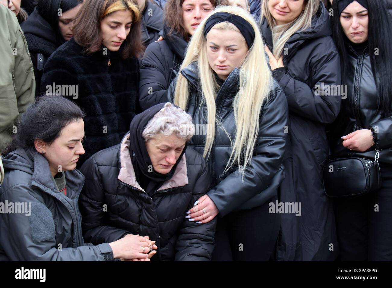 Non esclusiva: KYIV, UCRAINA - 10 MARZO 2023 - i membri della famiglia lutto dalla bara di Hero di Ucraina, comandante del 1st battaglione meccanizzato di Th Foto Stock