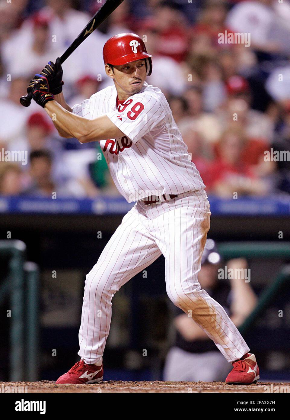 Philadelphia Phillies' So Taguchi bats in the seventh inning of a baseball game with the Colorado Rockies , Monday, May 26, 2008 in Philadelphia. (AP Photo/Tom Mihalek) Foto Stock