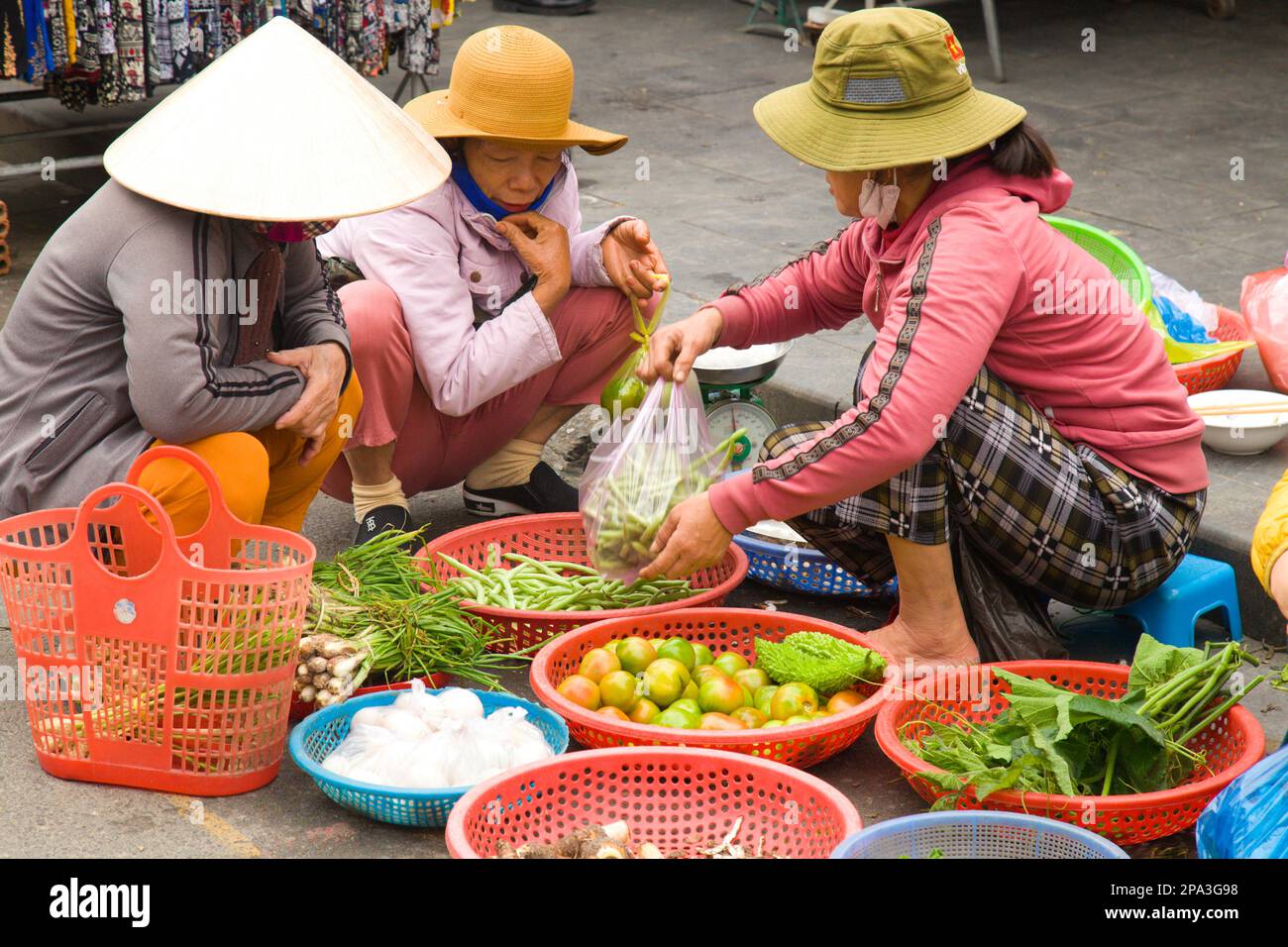 Vietnam, Hoi An, mercato, produzione, frutta, persone, Foto Stock