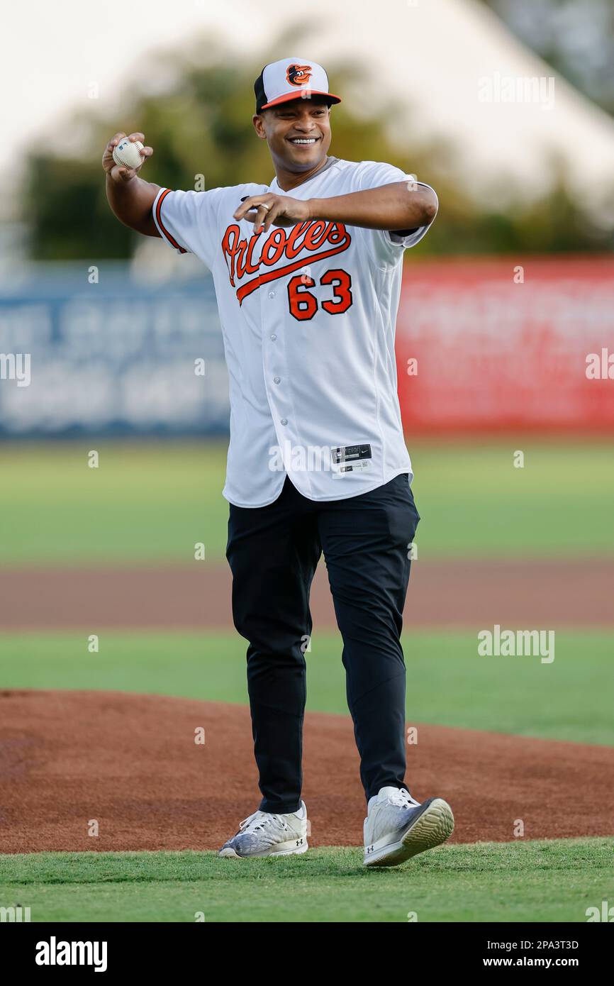 10 marzo 2023, Sarasota FL USA; il governatore del Maryland Wes Moore ha partecipato alla partita di oggi e ha gettato fuori il primo campo cerimoniale durante una primavera MLB traini Foto Stock