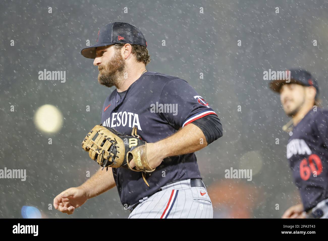 10 marzo 2023, Sarasota FL USA; Minnesota Twins primo bassista Tyler White (16) esce all'inizio durante un gioco di allenamento primaverile MLB contro la B. Foto Stock