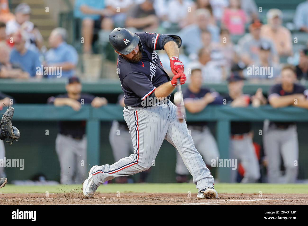 10 marzo 2023, Sarasota FL USA; il primo bassista dei Minnesota Twins Tyler White (16) sfugga a un campo durante una partita di allenamento primaverile della MLB contro i Balti Foto Stock