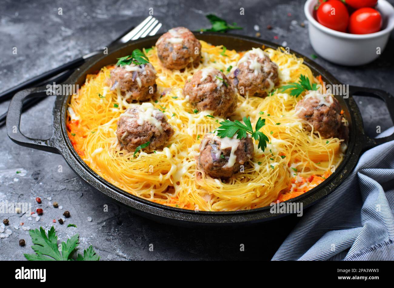 Nidi di pasta con polpette e salsa di pomodoro su un piatto, pasta appena cotta, cibo gustoso, sfondo scuro Foto Stock