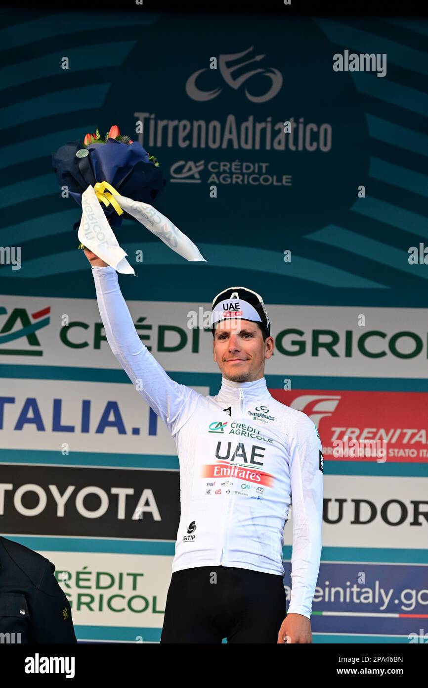 Il portoghese Joao Almeida del Team Emirates celebra sul podio dopo la tappa 6 della gara ciclistica Tirreno-Adriatico, a 194 km da Osimo Stazione a Osimo, in Italia, sabato 11 marzo 2023. FOTO DI BELGA DIRK WAEM Credit: Agenzia Notizie di Belga/Alamy Live News Foto Stock