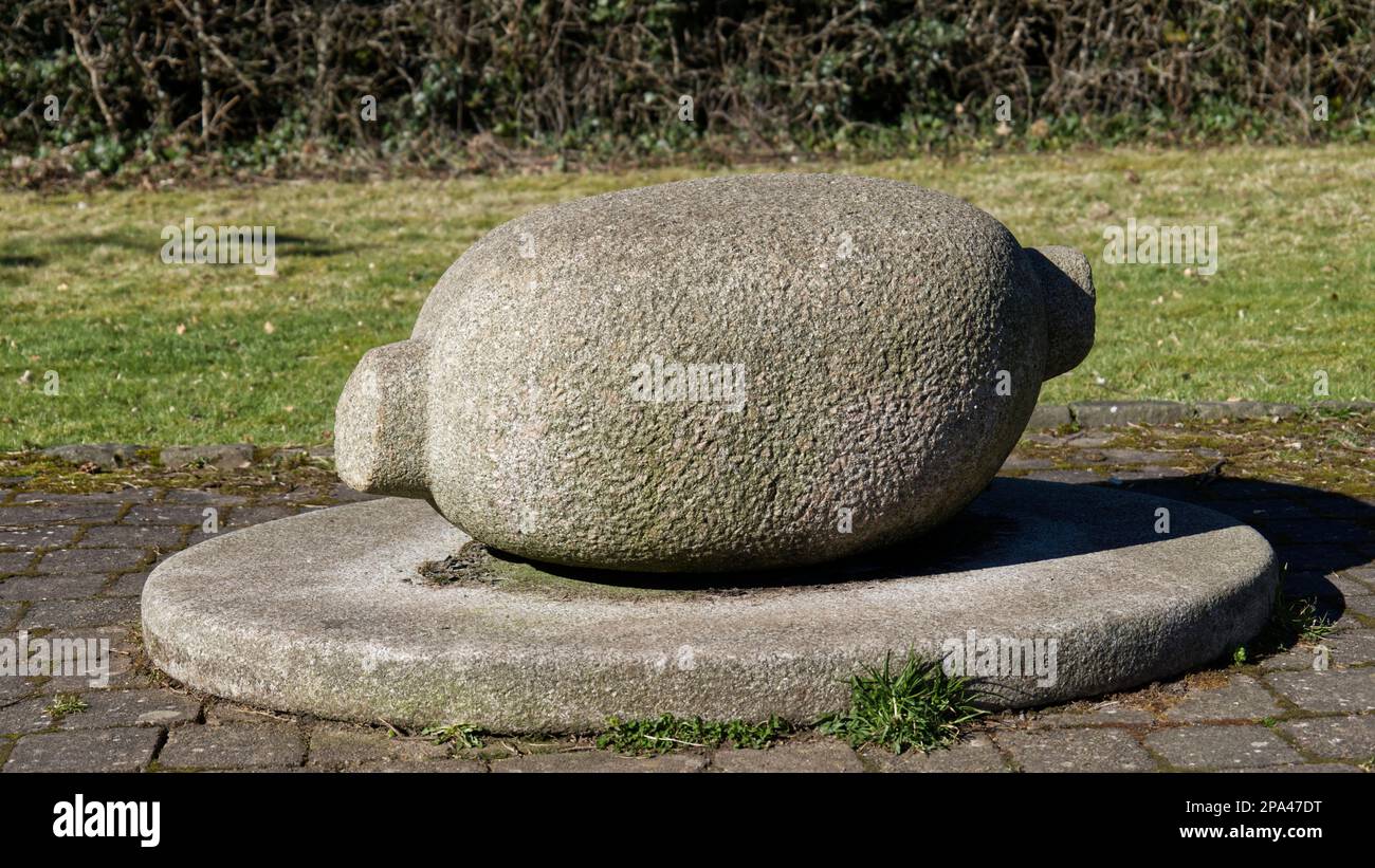 Ispirato a un poema di Robert Burns, Chieftain di Jake Harvey, una scultura in pietra di un Haggis su Poets Path, Alloway, South Ayrshire, Scozia, Regno Unito Foto Stock