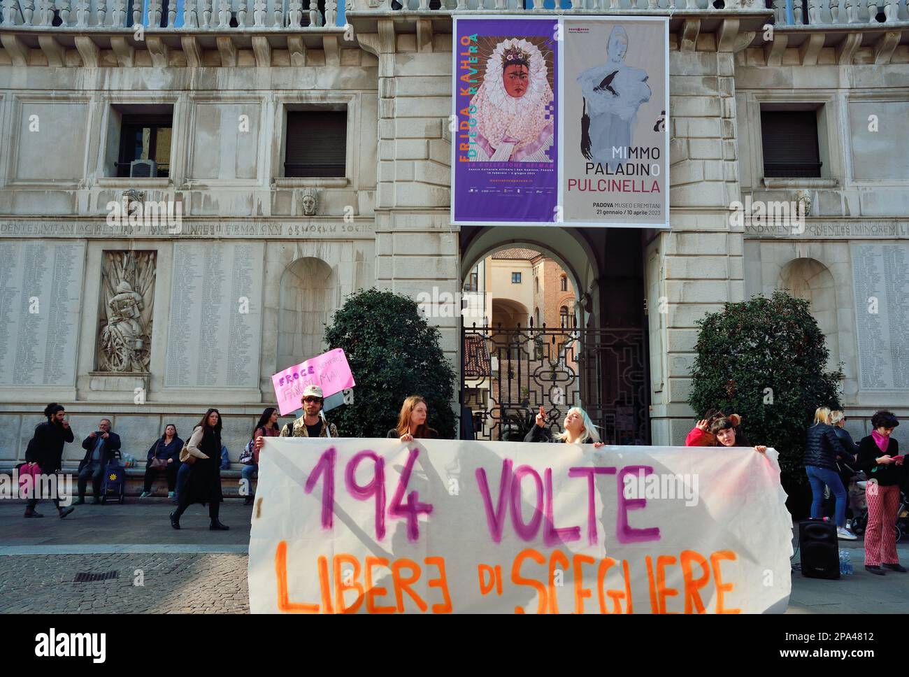 Padova, Italia. Marzo 11th, 2023. Il Presidio tefemminista non una di meno (Ing. Non una donna in meno) dimostra di fronte alla città che rivendica il diritto all'aborto libero e sicuro per coloro che vogliono abolire la legge 194 che garantisce questo diritto. Allo stesso tempo, un piccolo gruppo di persone contro l'aborto si mostra davanti alla Basilica di Sant'Antonio. Città blindata e numerosi poliziotti e carabinieri sono impiegati per evitare che le due manifestazioni entrino in contatto. Gruppo femminista. Credits : Ferdinando Piezzi / Alamy Live News Foto Stock