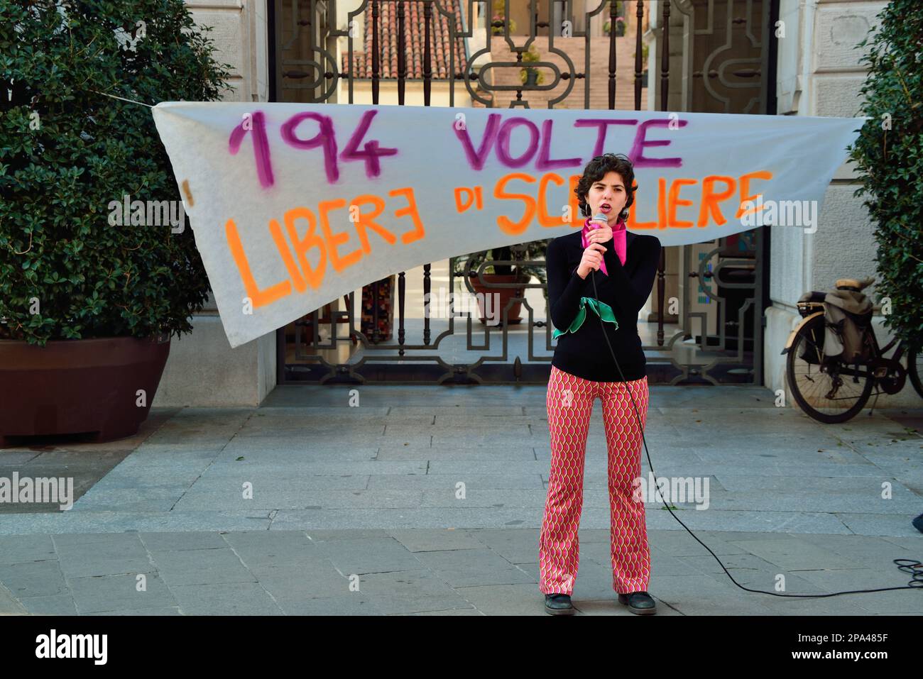 Padova, Italia. Marzo 11th, 2023. Il Presidio tefemminista non una di meno (Ing. Non una donna in meno) dimostra di fronte alla città che rivendica il diritto all'aborto libero e sicuro per coloro che vogliono abolire la legge 194 che garantisce questo diritto. Allo stesso tempo, un piccolo gruppo di persone contro l'aborto si mostra davanti alla Basilica di Sant'Antonio. Città blindata e numerosi poliziotti e carabinieri sono impiegati per evitare che le due manifestazioni entrino in contatto. Gruppo femminista. Credits : Ferdinando Piezzi / Alamy Live News Foto Stock