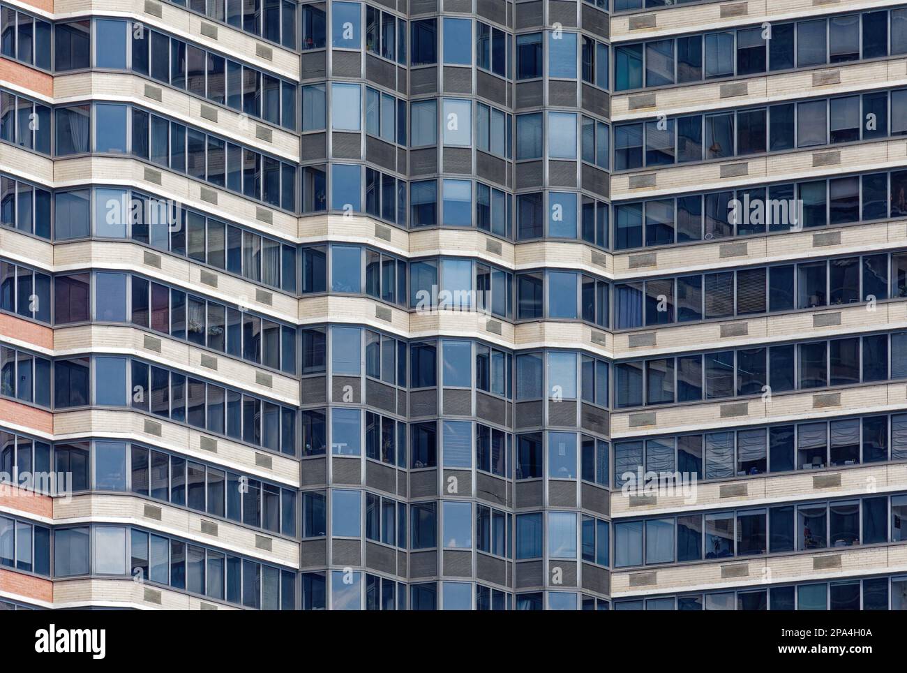 New York Midtown: Le finestre a nastro e i mattoni multicolore formano un modello astratto all'Horizon, un condominio di altezza nella sezione Murray Hill di Manhattan. Foto Stock