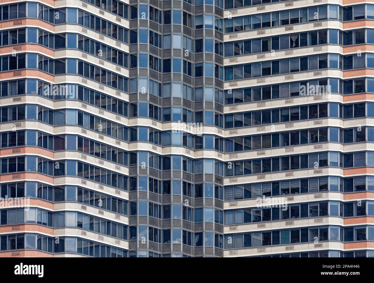 New York Midtown: Le finestre a nastro e i mattoni multicolore formano un modello astratto all'Horizon, un condominio di altezza nella sezione Murray Hill di Manhattan. Foto Stock