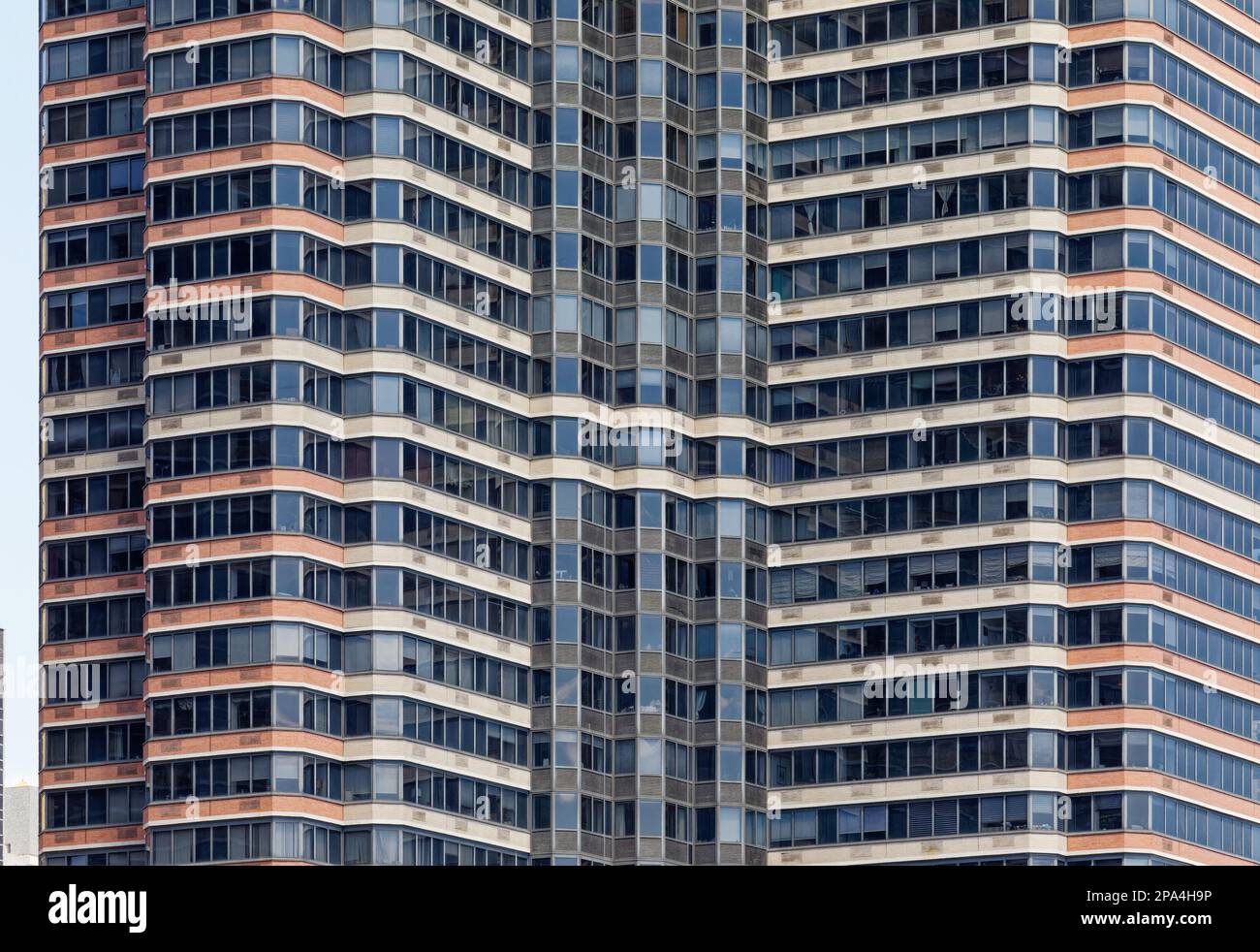 New York Midtown: Le finestre a nastro e i mattoni multicolore formano un modello astratto all'Horizon, un condominio di altezza nella sezione Murray Hill di Manhattan. Foto Stock