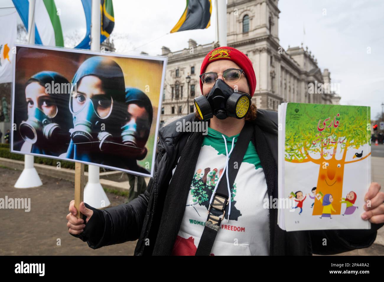Londra, Regno Unito. 11 marzo 2023. Una donna che indossa una maschera a gas partecipa a una protesta al di fuori della Camera del Parlamento che chiede un cambio di regime e diritti per le donne in Iran, a seguito di notizie di donne che sono state gassate in Iran. La protesta in corso è in reazione alla morte, avvenuta il 16 settembre 2022, di Mahsa Amini, una donna curda di 22 anni, morta sotto custodia della polizia a Teheran. Presumibilmente, era stata detenuta dalla polizia morale iraniana per aver indossato un velo da hijab in modo “improprio”. Credit: Stephen Chung / Alamy Live News Foto Stock