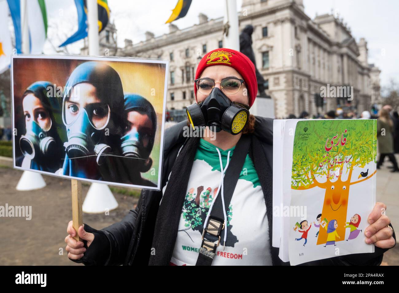 Londra, Regno Unito. 11 marzo 2023. Una donna che indossa una maschera a gas partecipa a una protesta al di fuori della Camera del Parlamento che chiede un cambio di regime e diritti per le donne in Iran, a seguito di notizie di donne che sono state gassate in Iran. La protesta in corso è in reazione alla morte, avvenuta il 16 settembre 2022, di Mahsa Amini, una donna curda di 22 anni, morta sotto custodia della polizia a Teheran. Presumibilmente, era stata detenuta dalla polizia morale iraniana per aver indossato un velo da hijab in modo “improprio”. Credit: Stephen Chung / Alamy Live News Foto Stock