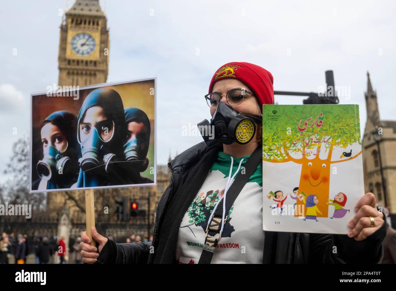 Londra, Regno Unito. 11 marzo 2023. Una donna che indossa una maschera a gas partecipa a una protesta al di fuori della Camera del Parlamento che chiede un cambio di regime e diritti per le donne in Iran, a seguito di notizie di donne che sono state gassate in Iran. La protesta in corso è in reazione alla morte, avvenuta il 16 settembre 2022, di Mahsa Amini, una donna curda di 22 anni, morta sotto custodia della polizia a Teheran. Presumibilmente, era stata detenuta dalla polizia morale iraniana per aver indossato un velo da hijab in modo “improprio”. Credit: Stephen Chung / Alamy Live News Foto Stock