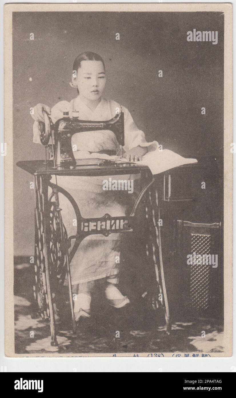 Cartolina del 20th ° secolo di una donna cinese seduto ad una macchina da cucire Singer tapis roulant Foto Stock