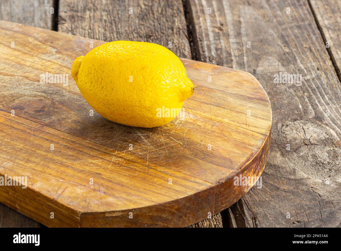 Limoni. Su un asse di legno. Foto Stock
