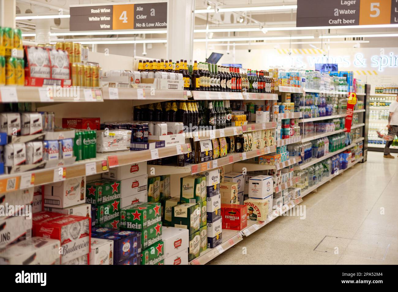 Sezione birra nel supermercato del Regno Unito Foto Stock