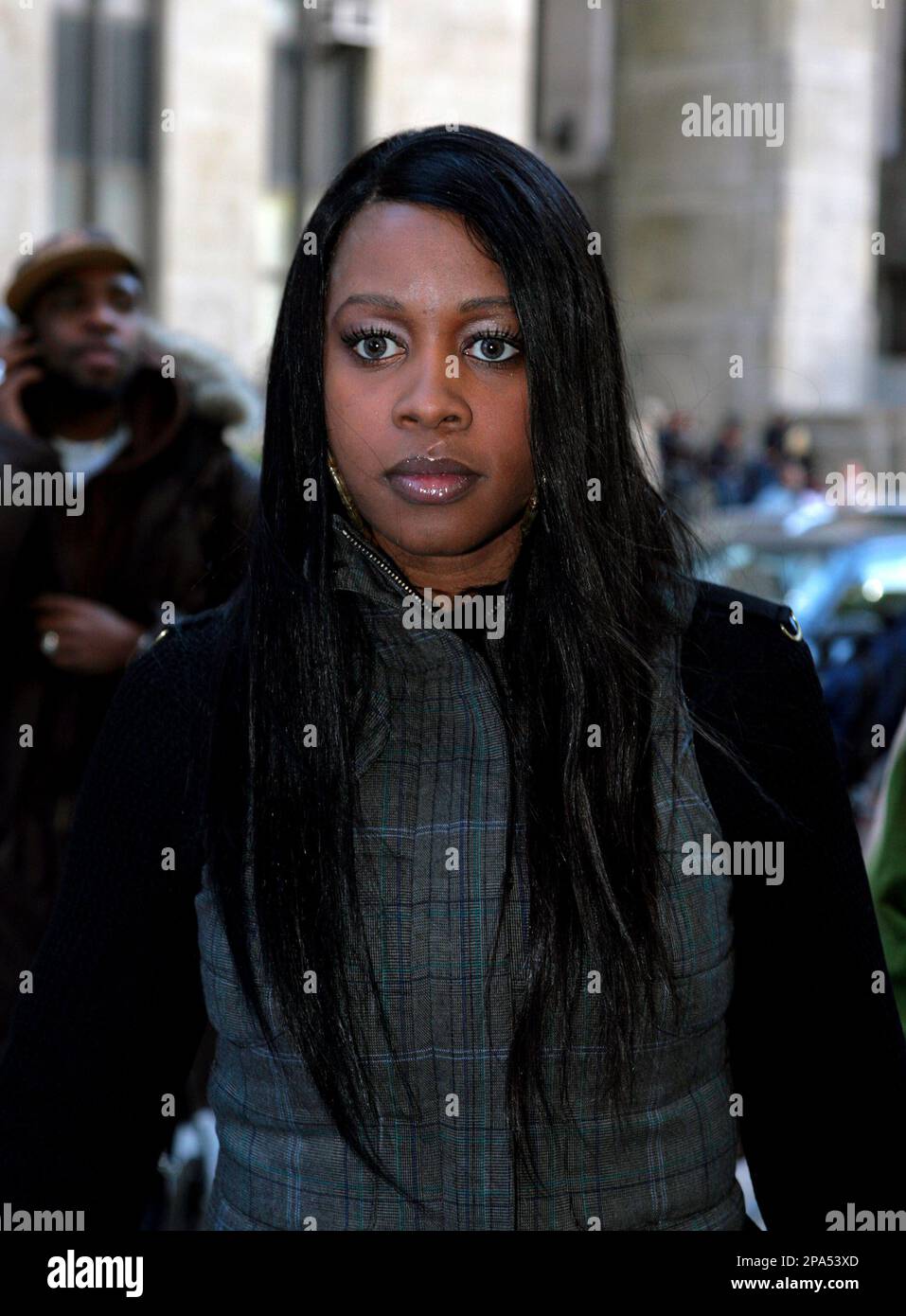 ** FILE ** Rapper Remy Smith, also known as "Remy Ma", leaves Criminal Court in this, Nov. 7, 2007, file photo in New York. Ma has been sentenced to eight years in prison for shooting a woman outside a Manhattan nightclub. The state Supreme Court sentence was handed Tuesday, May 13, 2008, to the 26-year-old rapper, whose real name is Remy Smith, for assault, weapon possession and attempted coercion. (AP Photo/Gary He, file) Foto Stock