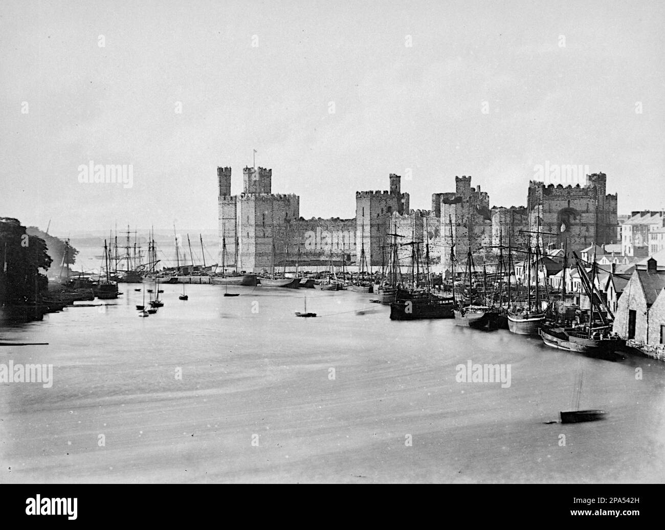 Francis Bedford - Castello di Carnarvon e foce del fiume - C1860 Foto Stock