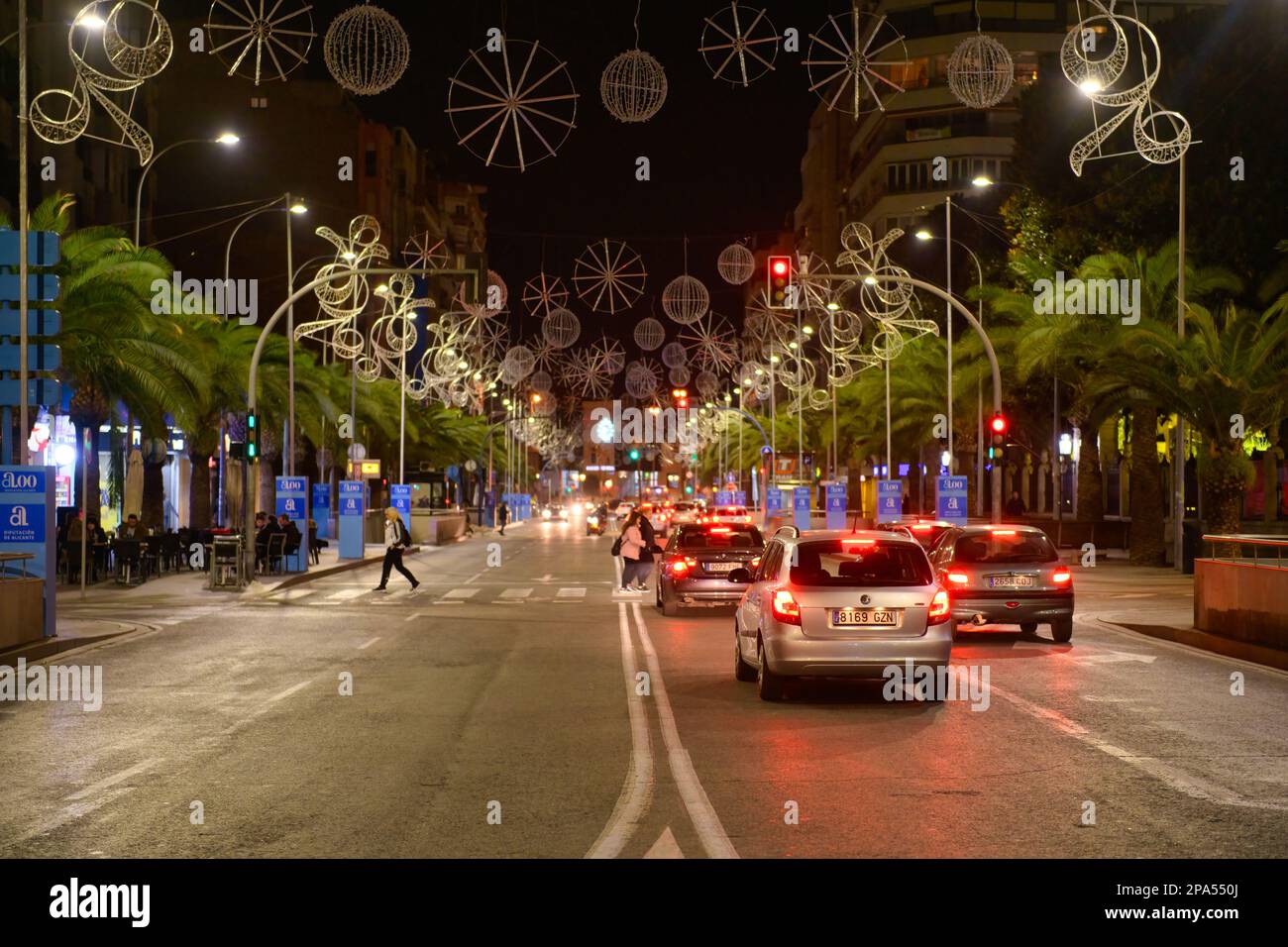 Auto che guidano o che viaggiano da l'Esplanada d'Espanya anche conosciuto come l'Esplanada di Alicante. Scena della città di Alicante di notte in Spagna. Foto Stock