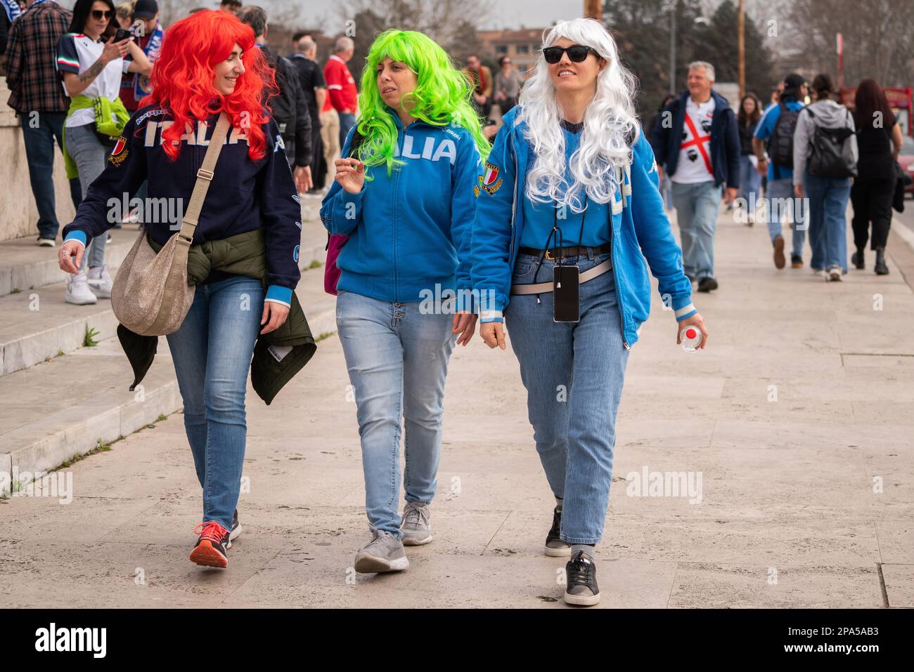 Roma, Italia. 11 marzo 2023. Italia i tifosi di rugby che indossano parrucche nei colori della bandiera italiana arrivano allo stadio olimpico di Roma per la partita di rugby Italia/Galles Guinness 6 nazioni Credit: amer Ghazzal/Alamy Live News Foto Stock