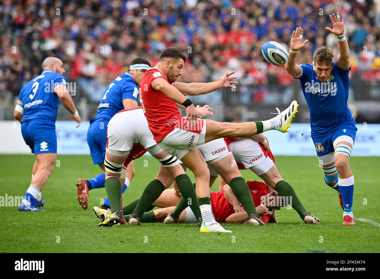 Rhys Webb del Galles e Federico Ruzza d'Italia durante Guinnes sei Nazioni di rugby 2023 Match, Stadio Olimpico, Italia /, UK. 11th Mar, 2023. (Foto di AllShotLive/Sipa USA) Credit: Sipa USA/Alamy Live News Foto Stock