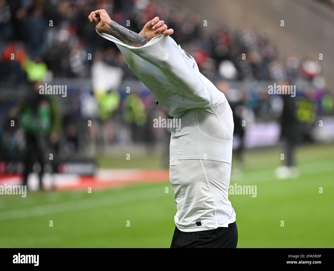 11 marzo 2023, Hesse, Francoforte sul meno: Calcio: Bundesliga, Eintracht Francoforte - VfB Stoccarda, giorno 24 al Deutsche Bank Park. Kristijan Jakic di Francoforte toglie la maglia dopo la partita. Foto: Arne Dedert/dpa - NOTA IMPORTANTE: In conformità ai requisiti della DFL Deutsche Fußball Liga e della DFB Deutscher Fußball-Bund, è vietato utilizzare o utilizzare fotografie scattate nello stadio e/o della partita sotto forma di sequenze di immagini e/o serie di foto simili a un video. Foto Stock