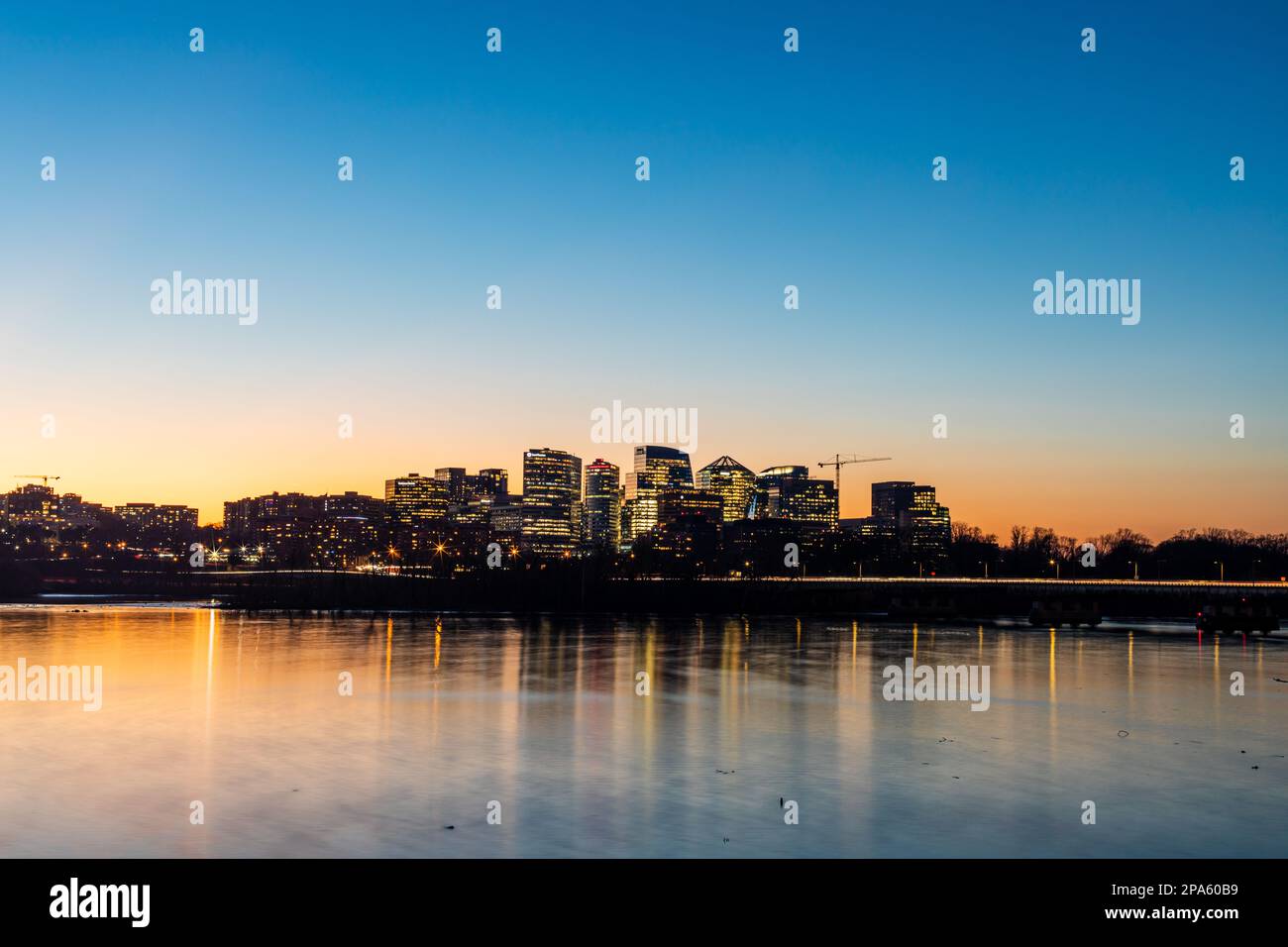 Golden Hour tramonto sul fiume Potomac nel nord della Virginia, Rosslyn edifici riflessi in acqua. Foto Stock